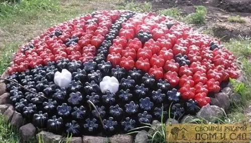 Клумба из пластиковых бутылок не нуждается в удобрениях и поливе!